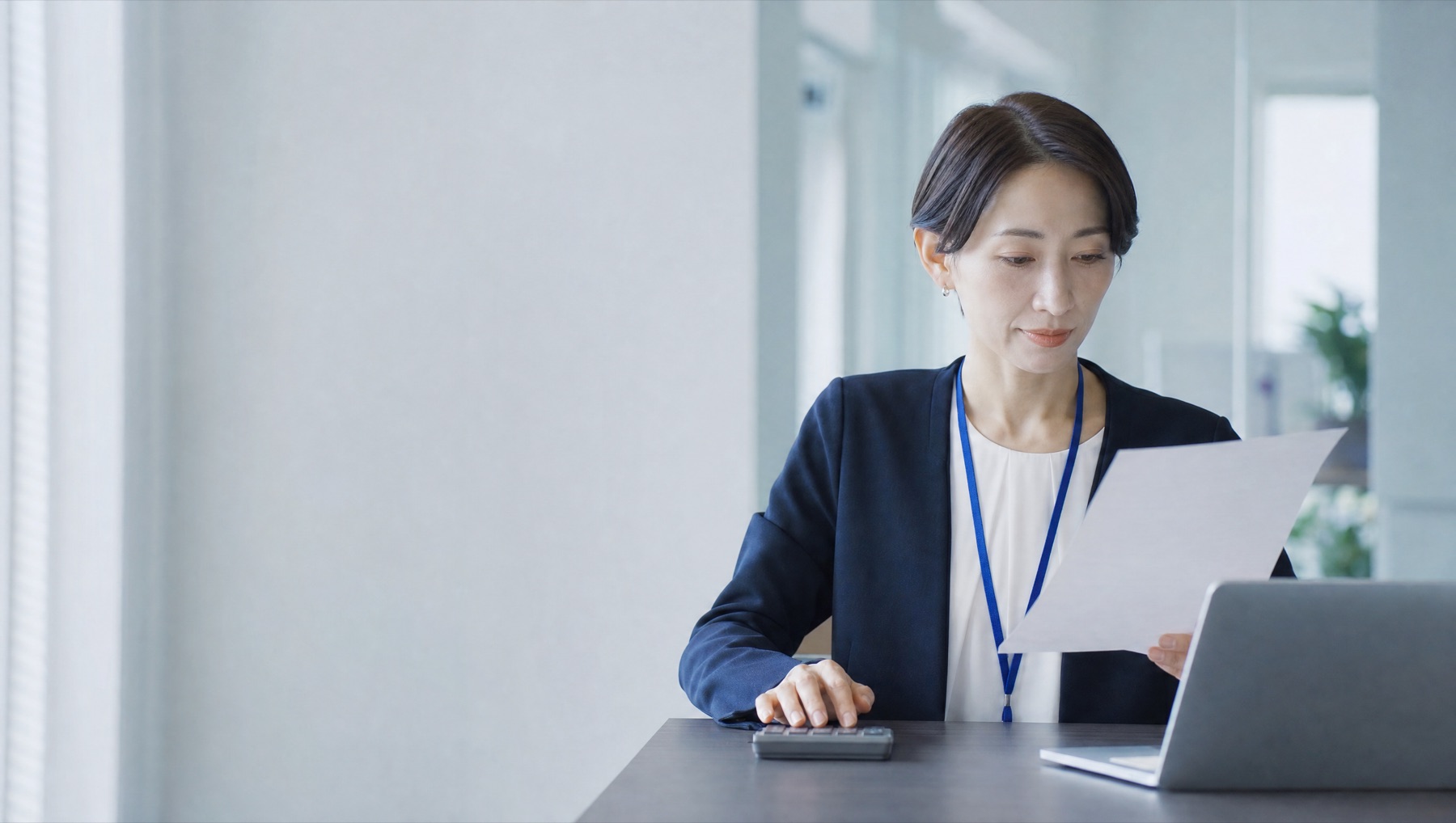 看護師の紹介手数料の相場を確認する採用担当者のイメージ