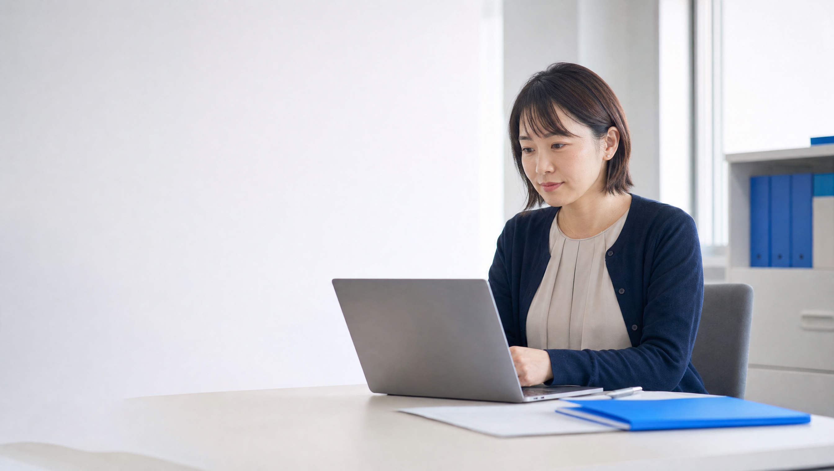 求人ページを確認しながら考え込む病院の採用担当者