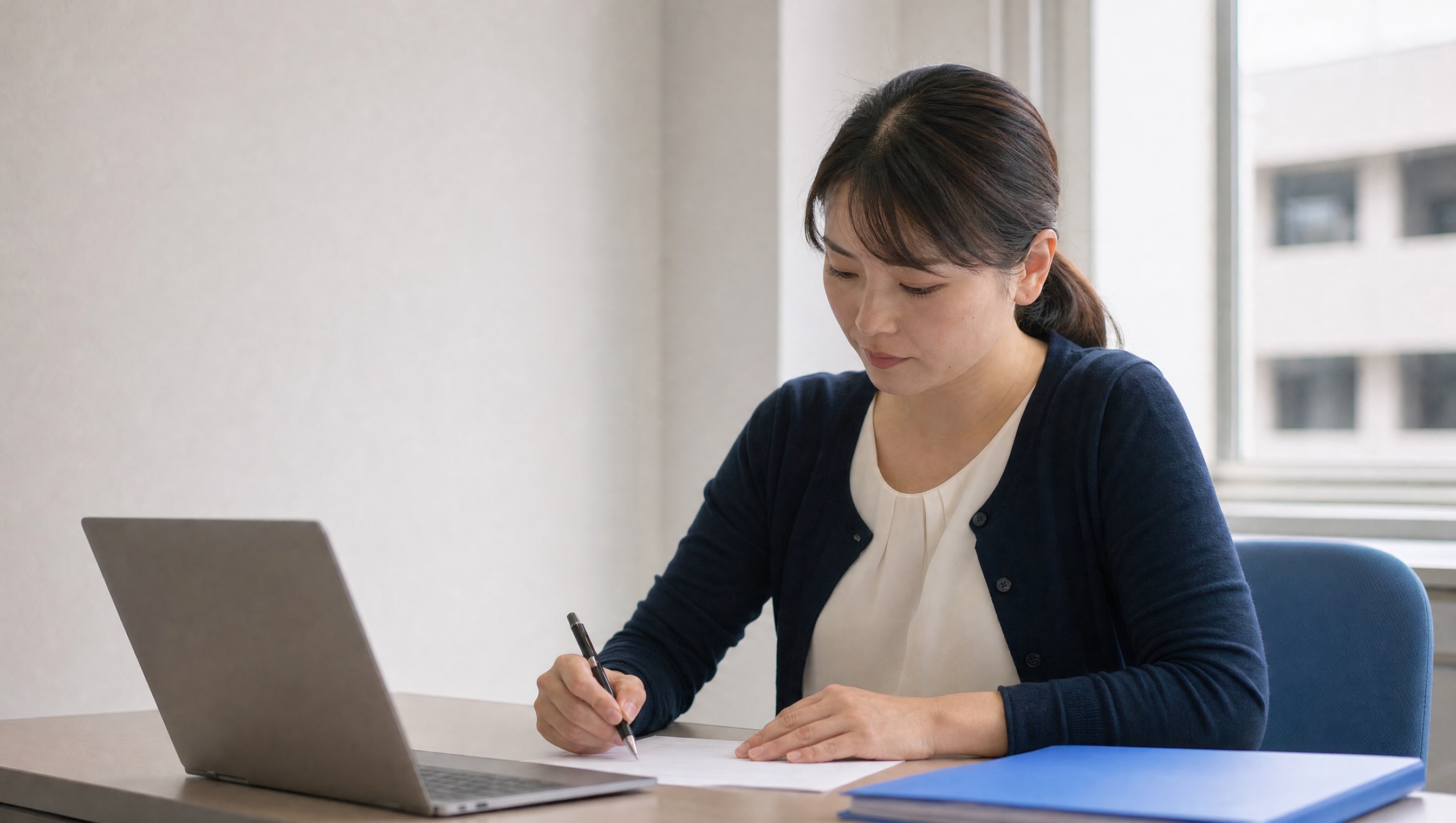 求人票を書き直している病院の採用担当者
