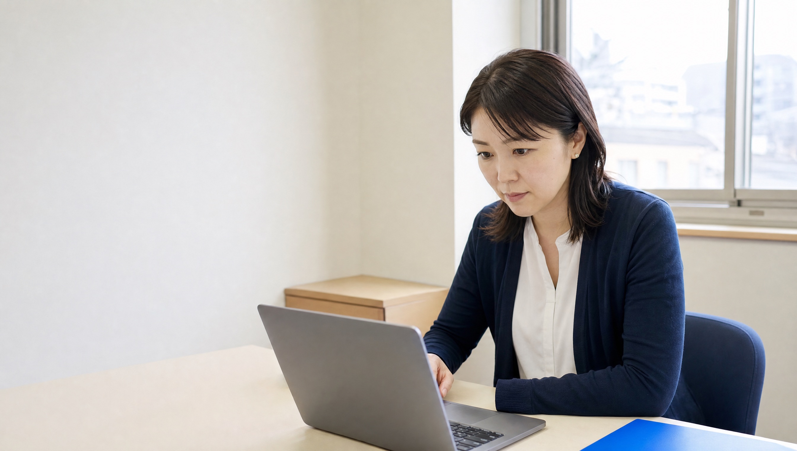 病院の採用サイトを確認する採用担当者