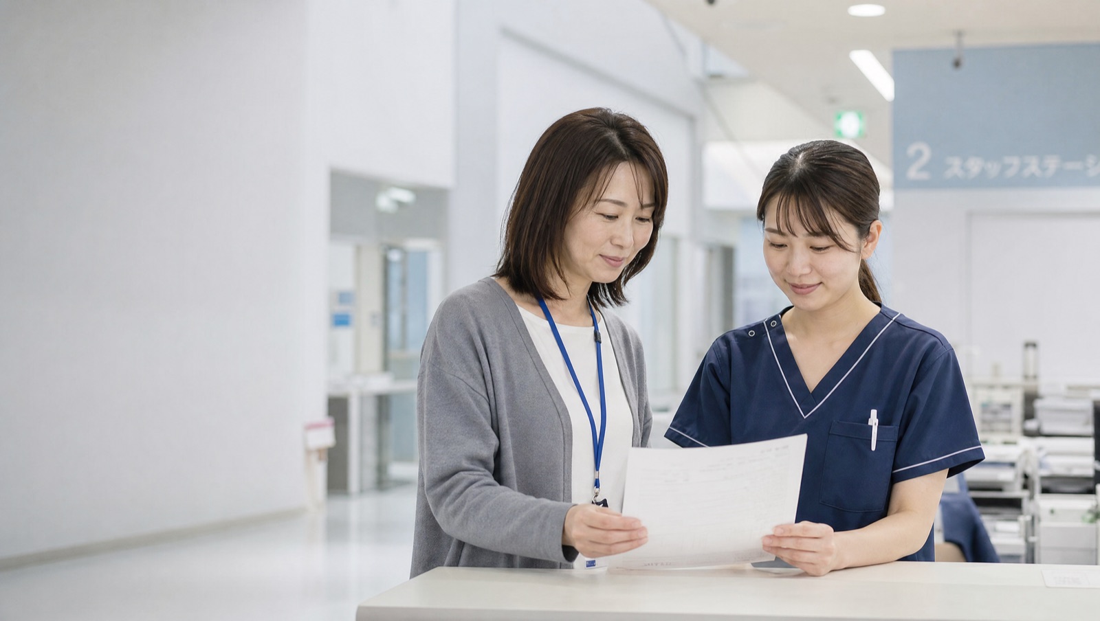 レポートを確認する病院の採用担当者と看護師